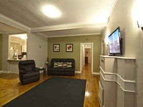 Oxford Holiday House - Inverell Accommodation 0
