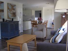 Saltaire Yellow - Inverell Accommodation 0
