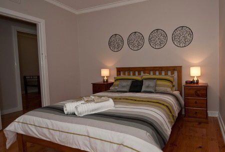 Oxford Holiday House - Inverell Accommodation 2