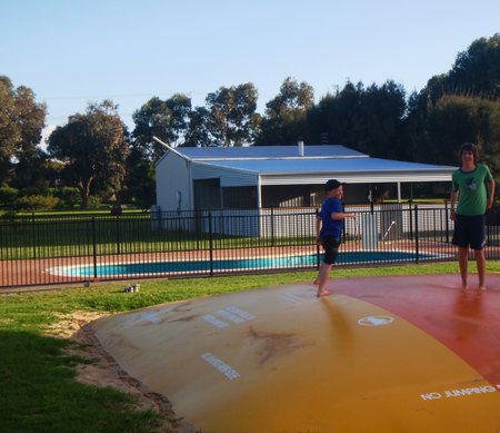 Elliston Caravan Park - Inverell Accommodation 2