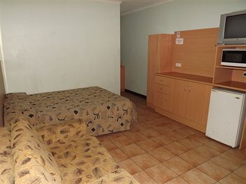 Palm Court Budget Motel Hostel/Backpackers - Inverell Accommodation 4