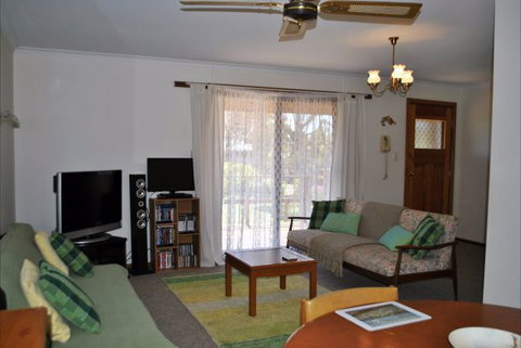 Clinton Cabin - Inverell Accommodation 3