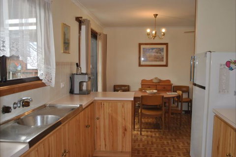 Clinton Cabin - Inverell Accommodation 4