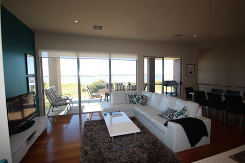 LJ Hooker Goolwa Holiday Rentals - 42 Underwood Avenue, Goolwa Beach - Inverell Accommodation 0