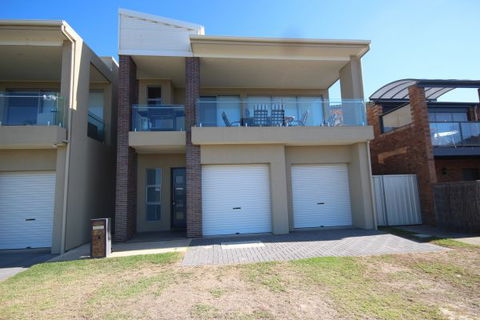 LJ Hooker Goolwa Holiday Rentals - 42 Underwood Avenue, Goolwa Beach - Inverell Accommodation 3
