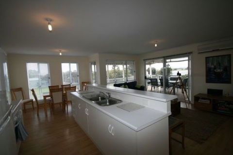 LJ Hooker Goolwa Holiday Rentals - 42 Underwood Avenue, Goolwa Beach - Inverell Accommodation 5