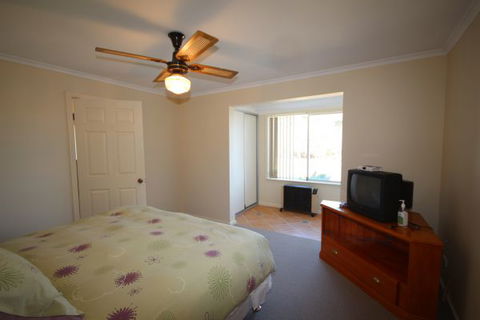 LJ Hooker Goolwa Holiday Rentals - 12 Willmett Road, Goolwa Beach - Inverell Accommodation 2