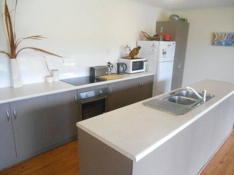 Decked Out In Vincent - Inverell Accommodation 1