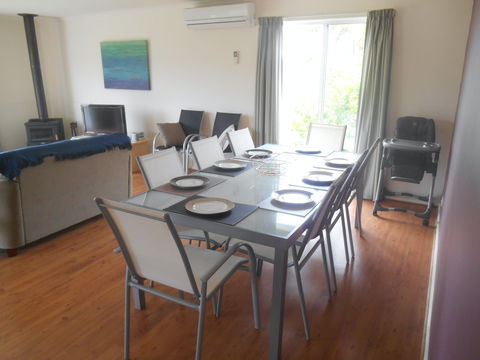 Decked Out In Vincent - Inverell Accommodation 2