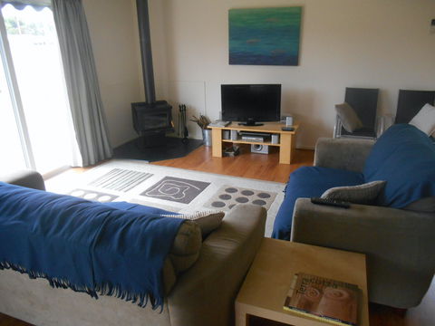 Decked Out In Vincent - Inverell Accommodation 3