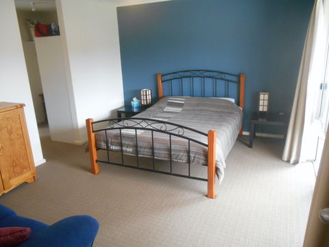 Decked Out In Vincent - Inverell Accommodation 4