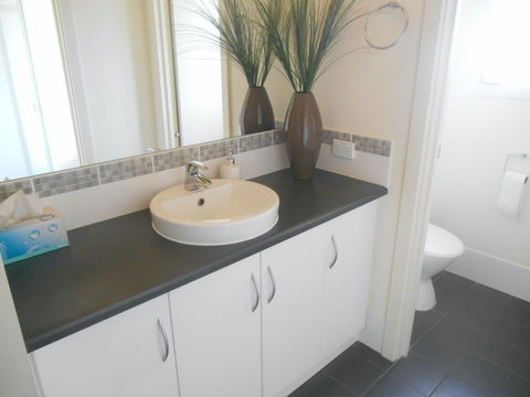 Decked Out In Vincent - Inverell Accommodation 7