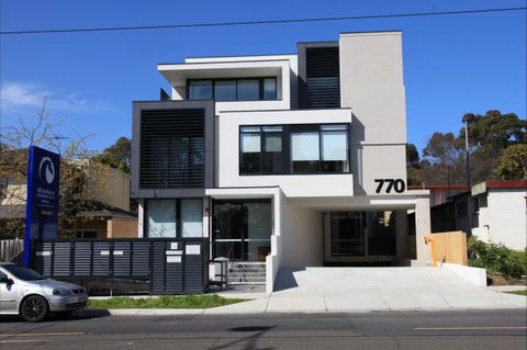Whitehorse Apartments Hotel - Inverell Accommodation 0