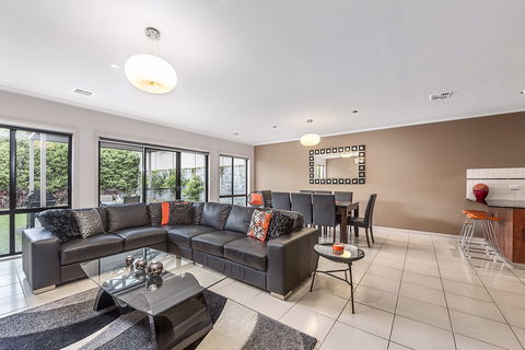 Mount Gambier Apartments - MG Delux - Inverell Accommodation 0