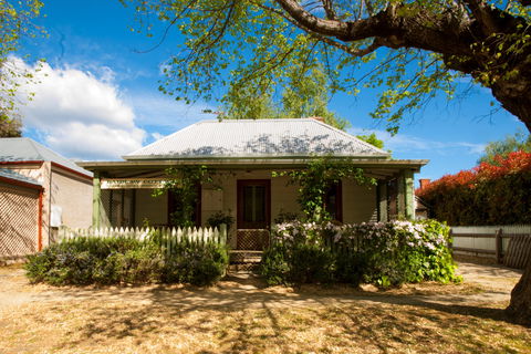 Laidlaw Cottage - Inverell Accommodation 0