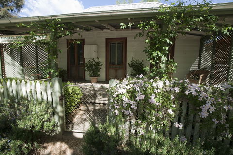 Laidlaw Cottage - Inverell Accommodation 1