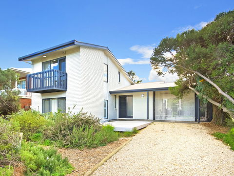 Century 21 SouthCoast: Tennis Elbow - Inverell Accommodation 0