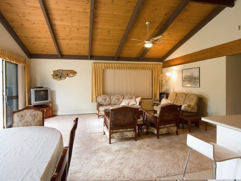 Chisholm Heights CBD Accommodation - Inverell Accommodation 0