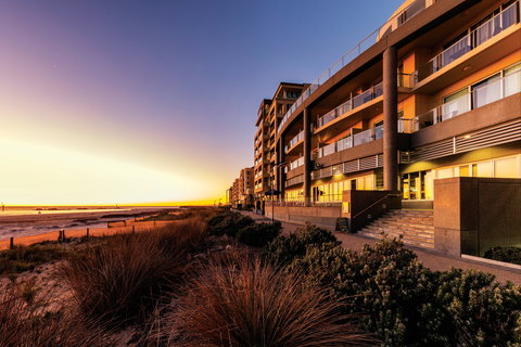 Oaks Glenelg Plaza Pier Suites - Inverell Accommodation 0