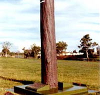 The Flood Memorial or The Stump - Inverell Accommodation