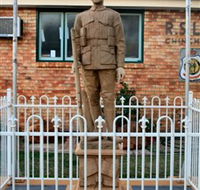 Soldier Statue Memorial Chinchilla - Inverell Accommodation