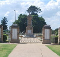 Warwick War Memorial and Gates - Inverell Accommodation
