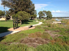Meningie's Pelican Path - Yunti Ngopun Ngami - Inverell Accommodation 1