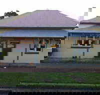 Teddy Bears Downstairs and Grandma's Feather Bed - Inverell Accommodation