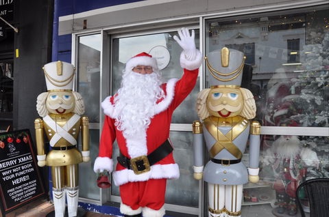Mrs Claus And Santa - Inverell Accommodation 0