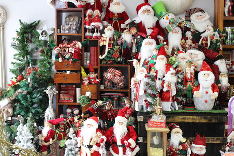 Mrs Claus And Santa - Inverell Accommodation 2