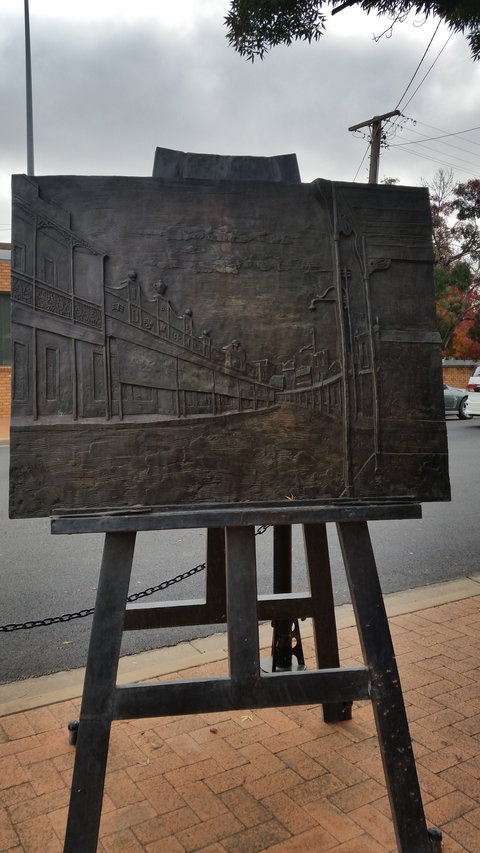 Russell Drysdale Easel Sculpture - Inverell Accommodation 0