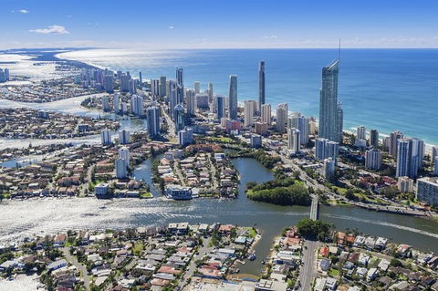 Gold Coast Airport Transfers : Airport OOL To Gold Coast City In Luxury Car - Inverell Accommodation 4