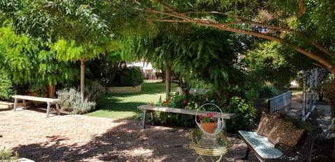Camelot Garden Stroll - Inverell Accommodation 2