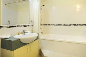 At Whitsunday Vista Holiday Apartments - Inverell Accommodation 3