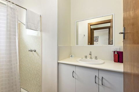 Sharonlee Strahan Villas - Inverell Accommodation 4