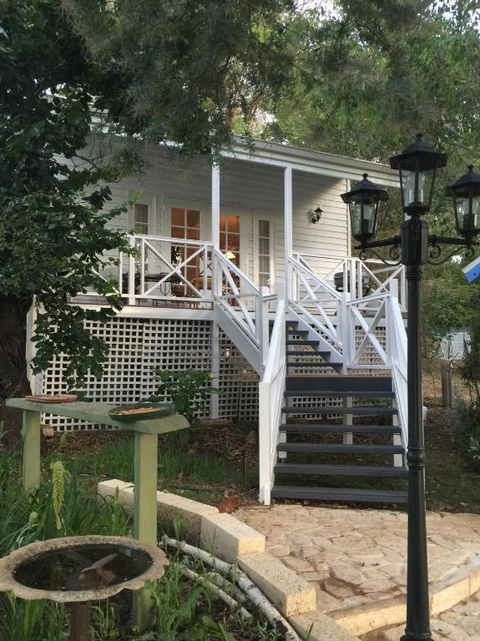 Applegate Lane Chalet - Inverell Accommodation 4