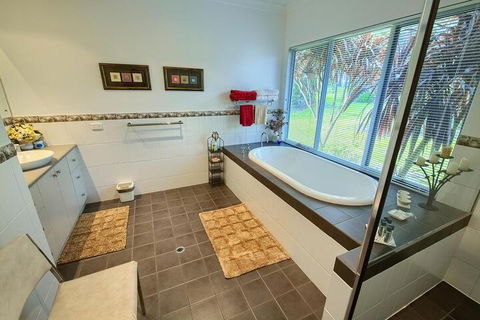 Glenelg On King Bed & Breakfast - Inverell Accommodation 1