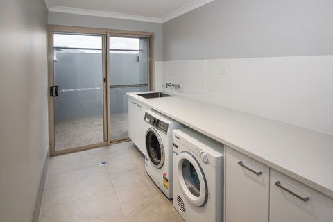 Geographe House - Inverell Accommodation 2