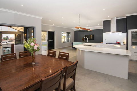 Geographe House - Inverell Accommodation 6