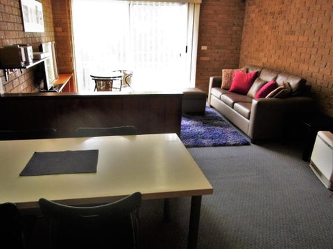 A Furnished Townhouse In Goulburn - Inverell Accommodation 5