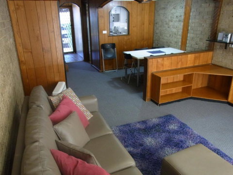 A Furnished Townhouse In Goulburn - Inverell Accommodation 4