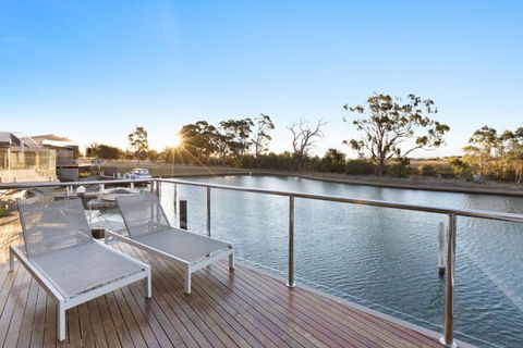 Gippsland Lakehouse A Canal Frontage - Inverell Accommodation 3