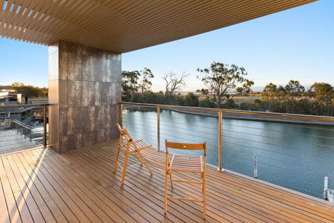 Gippsland Lakehouse A Canal Frontage - Inverell Accommodation 5