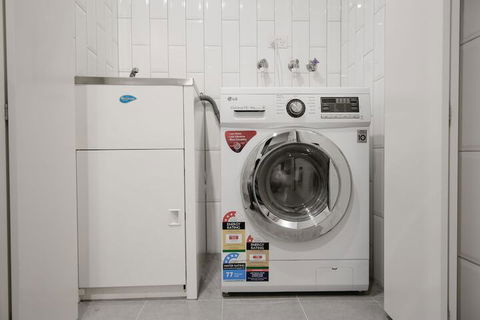 Wisdom Apartments In Doncaster - Inverell Accommodation 6