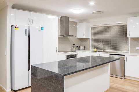 Brand New Executive Living - Inverell Accommodation 4