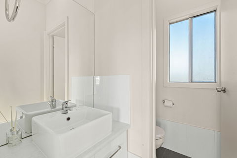 Oceans Eight - Inverell Accommodation 4