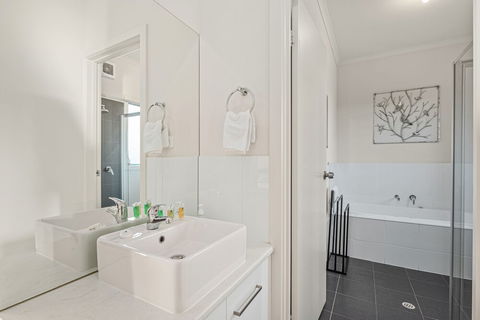 Oceans Eight - Inverell Accommodation 2