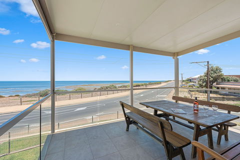 Pearl By The Sea - Inverell Accommodation 0