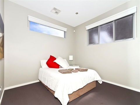 Ocean 180A - Inverell Accommodation 4
