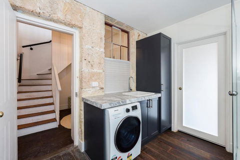 Iconic Fremantle Terrace - Inverell Accommodation 6